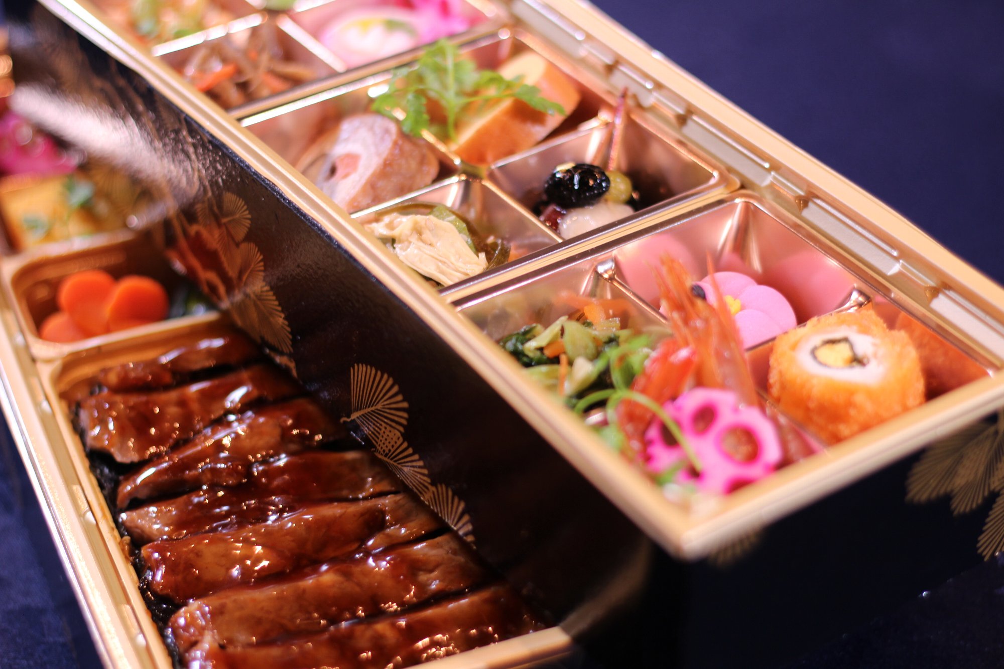 黒毛和牛と彩り豊かな旬菜を詰めた日本料理 富田の高級二段重